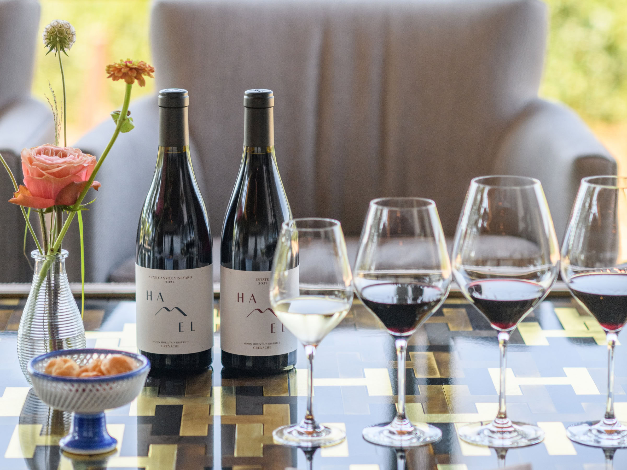 Tabletop with 2 Hamel bottles and 3 glasses